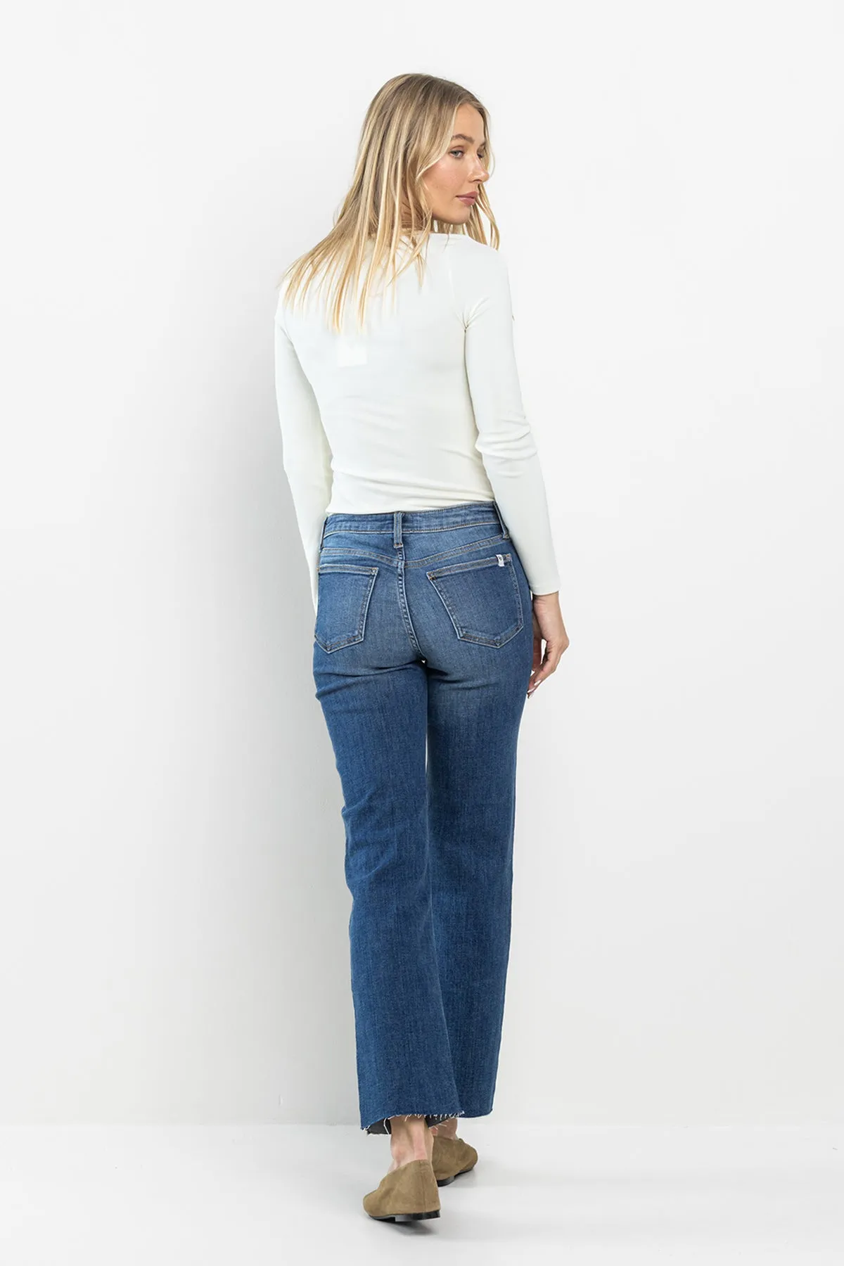 MID RISE ULTRA STRETCH STRAIGHT JEANS WITH SCISSOR CUT HEM / SP-P12155