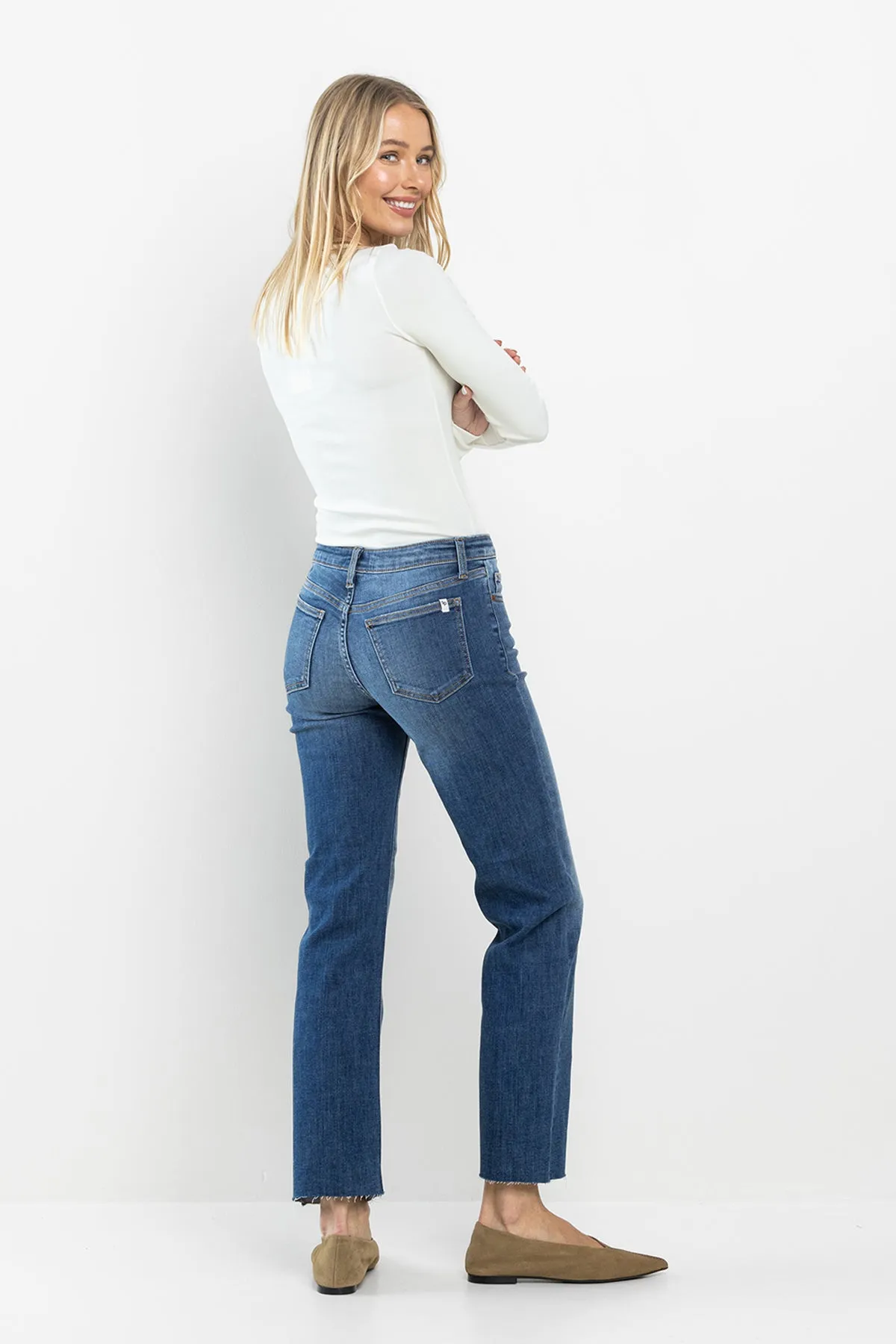 MID RISE ULTRA STRETCH STRAIGHT JEANS WITH SCISSOR CUT HEM / SP-P12155